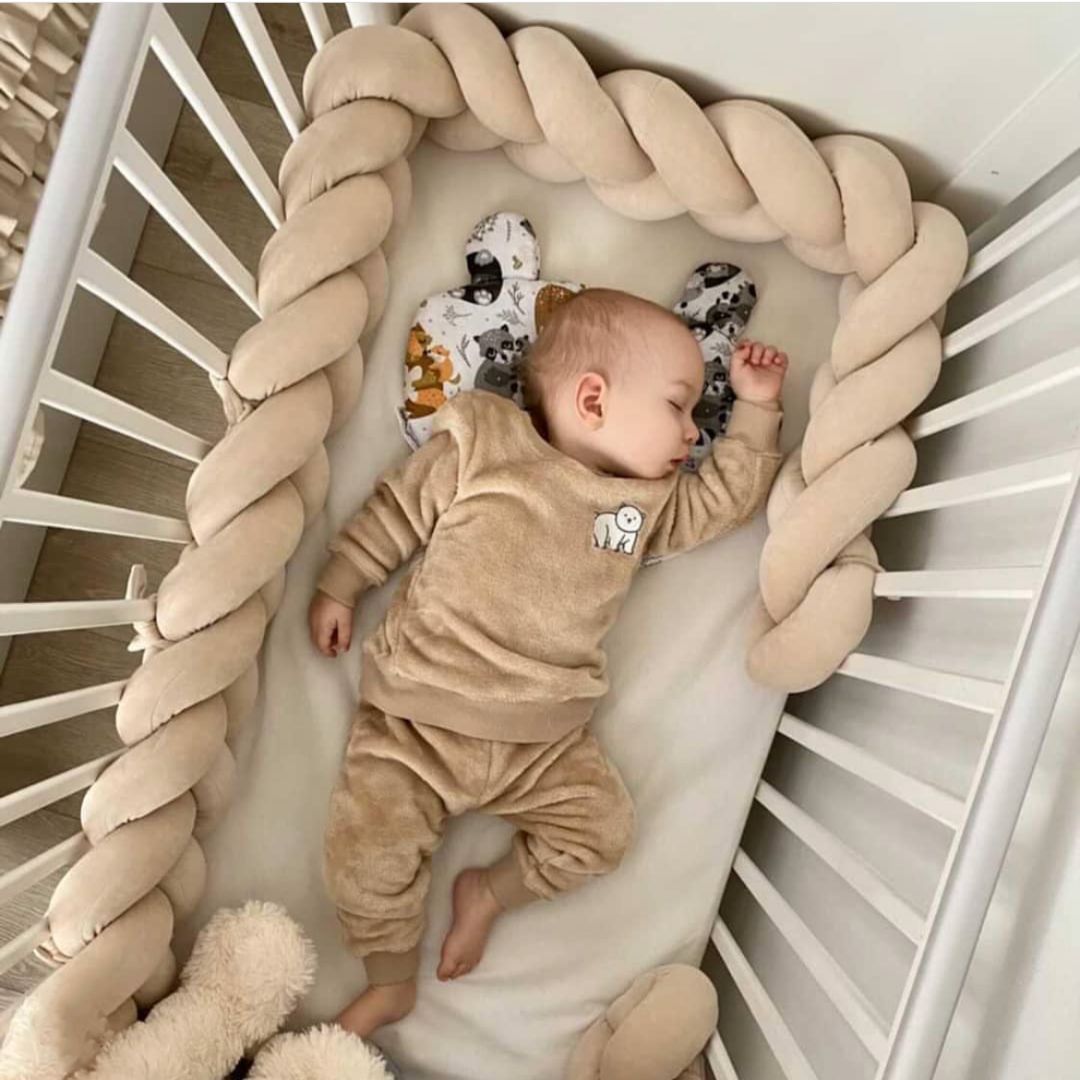 tresse-de-lit-beige-bebe-dort